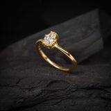 Anillo de compromiso con diamante natural central de .40ct corte gota con certificación GIA elaborado en oro amarillo de 14k