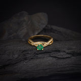 Anillo de compromiso con esmeralda natural AAA de .50ct corte brillante y 8 diamantes naturales elaborado oro amarillo de 14k