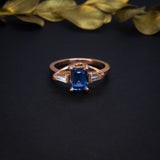 Anillo de compromiso con zafiro natural de 1.30ct corte esmeralda y 2 diamantes naturales elaborado en oro rosa de 14k