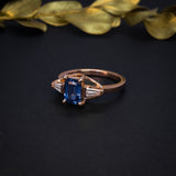 Anillo de compromiso con zafiro natural de 1.30ct corte esmeralda y 2 diamantes naturales elaborado en oro rosa de 14k