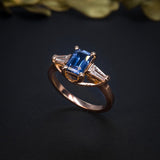 Anillo de compromiso con zafiro natural de 1.30ct corte esmeralda y 2 diamantes naturales elaborado en oro rosa de 14k
