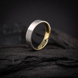 Argolla de matrimonio confort sólida de 4.5mm elaborada en oro blanco y amarillo de 18k