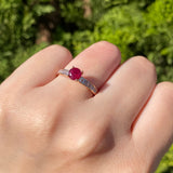 Anillo de compromiso con rubí natural de .50ct corte brillante y 10 diamantes naturales laterales elaborado en oro rosa de 14k