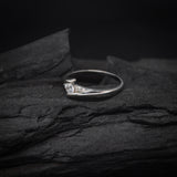 Anillo de compromiso con moissanita de .20ct corte brillante y 2 cristales laterales elaborado en oro blanco de 10k