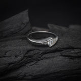 Anillo de compromiso con cristal de .20ct corte brillante y 2 cristales laterales elaborado en oro blanco de 10k