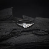 Anillo de compromiso con cristal de .20ct corte brillante y 2 cristales laterales elaborado en oro blanco de 10k