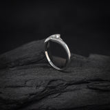 Anillo de compromiso con cristal de .20ct corte brillante y 2 cristales laterales elaborado en oro blanco de 10k