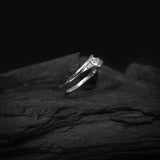 Anillo de compromiso con cristal de .20ct corte brillante y 2 cristales laterales elaborado en oro blanco de 10k