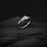 Anillo de compromiso con cristal de .20ct corte brillante y 2 cristales laterales elaborado en oro blanco de 10k