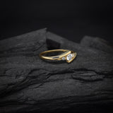 Anillo de compromiso con moissanita de .20ct corte brillante y 2 diamantes naturales laterales elaborado en oro amarillo de 14k