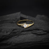 Anillo de compromiso con moissanita de .20ct corte brillante y 2 diamantes naturales laterales elaborado en oro amarillo de 14k