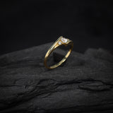 Anillo de compromiso con diamante natural central de .20ct corte brillante y 2 diamantes naturales laterales elaborado en oro amarillo de 14k