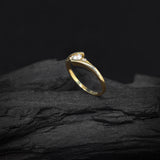 Anillo de compromiso con moissanita de .20ct corte brillante y 2 diamantes naturales laterales elaborado en oro amarillo de 14k