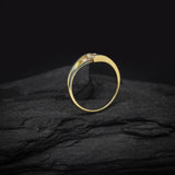 Anillo de compromiso con diamante natural central de .20ct corte brillante y 2 diamantes naturales laterales elaborado en oro amarillo de 14k