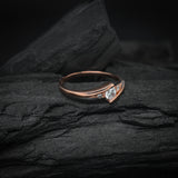 Anillo de compromiso con moissanita de .20ct corte brillante y 2 cristales laterales elaborado en oro rosa de 10k