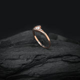 Anillo de compromiso con cristal de .20ct corte brillante y 2 cristales laterales elaborado en oro rosa de 10k