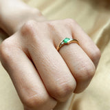 Anillo de compromiso con esmeralda natural de .20ct corte brillante y 2 diamantes naturales laterales elaborado en oro amarillo de 14k