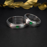 Par de argollas de matrimonio confort sólidas de 6mm con incrustación de esmeralda natural corte princesa elaboradas en oro blanco de 18k