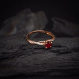 Anillo de compromiso con rubí natural de .50ct corte brillante y 18 diamantes naturales laterales elaborado en oro rosa de 14k