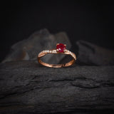 Anillo de compromiso con rubí natural de .50ct corte brillante y 18 diamantes naturales laterales elaborado en oro rosa de 14k