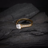 Anillo de compromiso con moissanita de 1 quilate con certificado GRA y 10 diamantes laterales elaborado en oro amarillo de 14 kilates