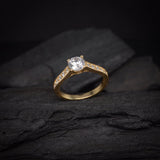 Anillo de compromiso con moissanita de 1 quilate con certificado GRA y 10 diamantes laterales elaborado en oro amarillo de 14 kilates