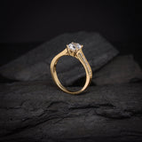 Anillo de compromiso con moissanita de 1 quilate con certificado GRA y 10 diamantes laterales elaborado en oro amarillo de 14 kilates