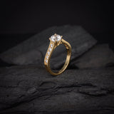 Anillo de compromiso con moissanita de 1 quilate con certificado GRA y 10 diamantes laterales elaborado en oro amarillo de 14 kilates
