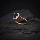 Anillo de compromiso con zafiro natural corte oval y 16 diamantes naturales laterales elaborado en oro rosa de 14k