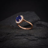 Anillo de compromiso con zafiro natural y 16 cristales laterales elaborado en oro rosa de 14k