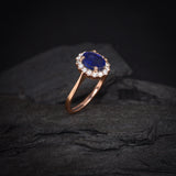 Anillo de compromiso con zafiro natural corte oval y 16 diamantes naturales laterales elaborado en oro rosa de 14k
