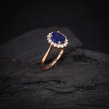 Anillo de compromiso con zafiro natural y 16 cristales laterales elaborado en oro rosa de 14k