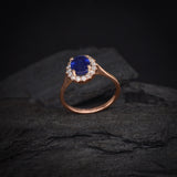 Anillo de compromiso con zafiro natural corte oval y 16 diamantes naturales laterales elaborado en oro rosa de 14k