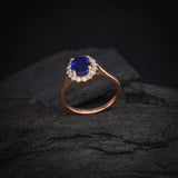 Anillo de compromiso con zafiro natural y 16 cristales laterales elaborado en oro rosa de 14k