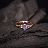 Anillo de compromiso con tanzanita central .20ct corte brillante y 2 tanzanitas laterales elaborado en oro rosa de 10k