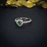 Anillo de compromiso con esmeralda natural corte corazón y 34 diamantes naturales laterales elaborado en oro blanco de 14k
