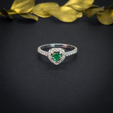 Anillo de compromiso con esmeralda natural corte corazón y 34 diamantes naturales laterales elaborado en oro blanco de 14k