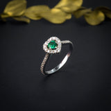 Anillo de compromiso con esmeralda natural corte corazón y 34 diamantes naturales laterales elaborado en oro blanco de 14k
