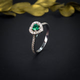 Anillo de compromiso con esmeralda natural corte corazón y 34 diamantes naturales laterales elaborado en oro blanco de 14k
