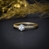 Anillo de compromiso con diamante natural central de .40ct corte brillante con certificación GIA y 10 diamantes naturales laterales elaborado en oro amarillo de 14k