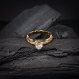 Anillo de compromiso con diamante natural central de .50ct corte brillante con certificación GIA y 18 diamantes naturales laterales elaborado en oro amarillo de 14k