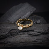 Anillo de compromiso con diamante natural central de .50ct corte brillante con certificación GIA y 18 diamantes naturales laterales elaborado en oro amarillo de 14k