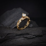 Anillo de compromiso con diamante natural central de .50ct corte brillante con certificación GIA y 18 diamantes naturales laterales elaborado en oro amarillo de 14k