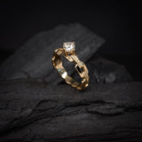 Anillo de compromiso con diamante natural central de .50ct corte brillante con certificación GIA y 18 diamantes naturales laterales elaborado en oro amarillo de 14k