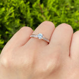 Anillo de compromiso con diamante natural central de .50ct corte brillante con certificado IGI y 10 cristales laterales elaborado en oro rosa de 14k