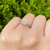 Anillo de compromiso con moissanita de .50ct corte brillante con certificado GRA y 10 diamantes naturales laterales elaborado en oro rosa de 14k