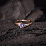 Anillo de compromiso con tanzanita central .20ct corte brillante y 2 tanzanitas laterales elaborado en oro rosa de 10k