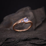 Anillo de compromiso con tanzanita central .20ct corte brillante y 2 tanzanitas laterales elaborado en oro rosa de 10k