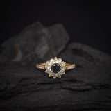 Anillo de compromiso con diamante negro natural central de .50ct corte brillante y .44ct de diamantes naturales laterales oro amarillo de 14k
