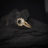 Anillo de compromiso con diamante negro natural central de .50ct corte brillante y .44ct de diamantes naturales laterales oro amarillo de 14k